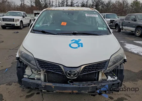 2018 Toyota Sienna Se z USA, uszkodzony, nr VIN 5TDXZ3DCXJS953016